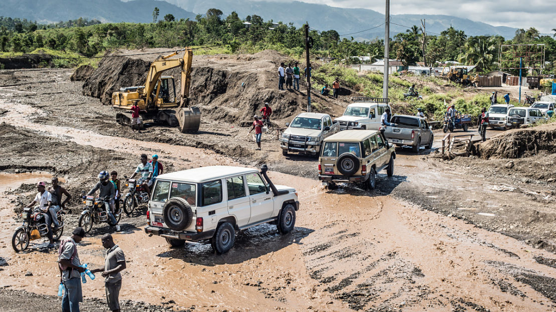 Destruction de l'ouragan Matthew. Le pont de Petit Goâve a été détruit par la crue de la rivière La Digue, Haïti 2016.