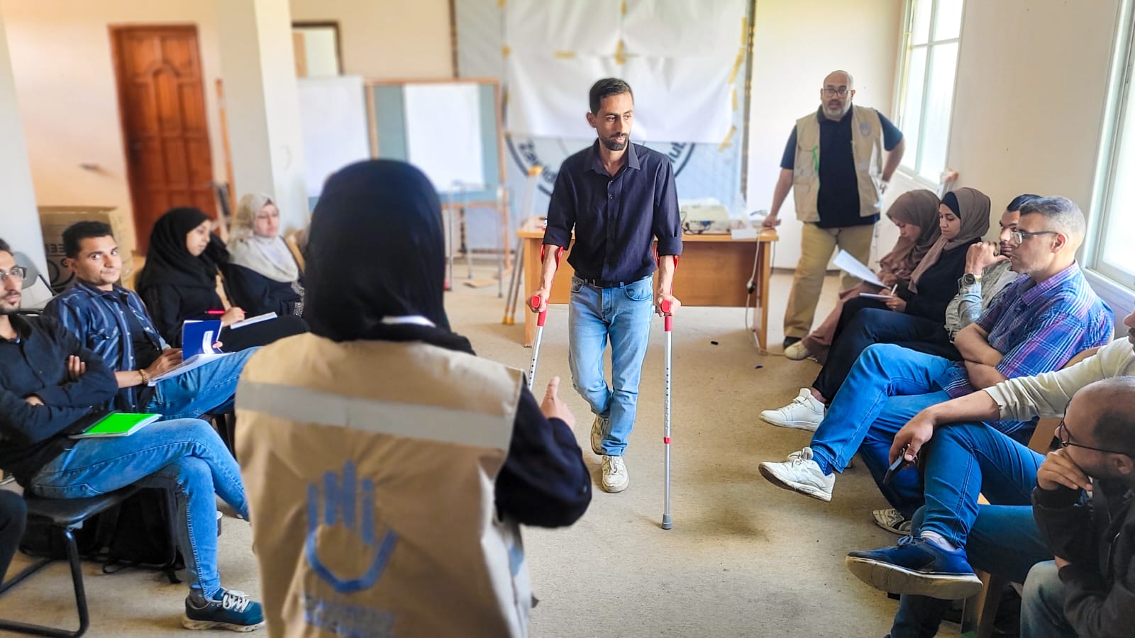 A Gaza Centre, HI forme les bénévoles en réadaptation à utiliser les appareils de mobilité et à transmettre les bons messages aux bénéficiaires qui recevront ces appareils. 