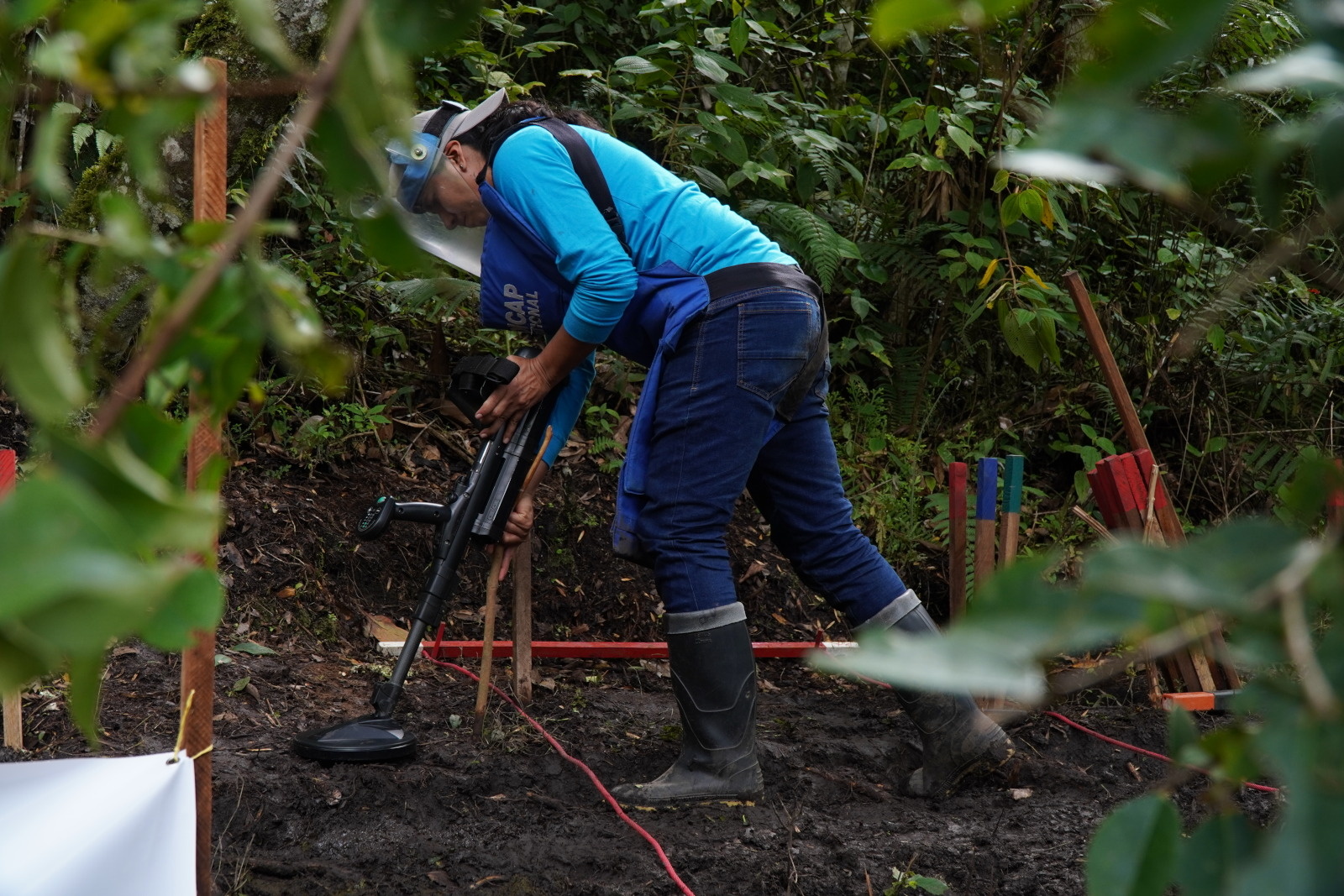 Une démineuse travaille dans la zone de Chaparral, en Colombie, où les équipes doivent régulièrement faire face à des inondations, des éboulements ou des glissements de terrain.