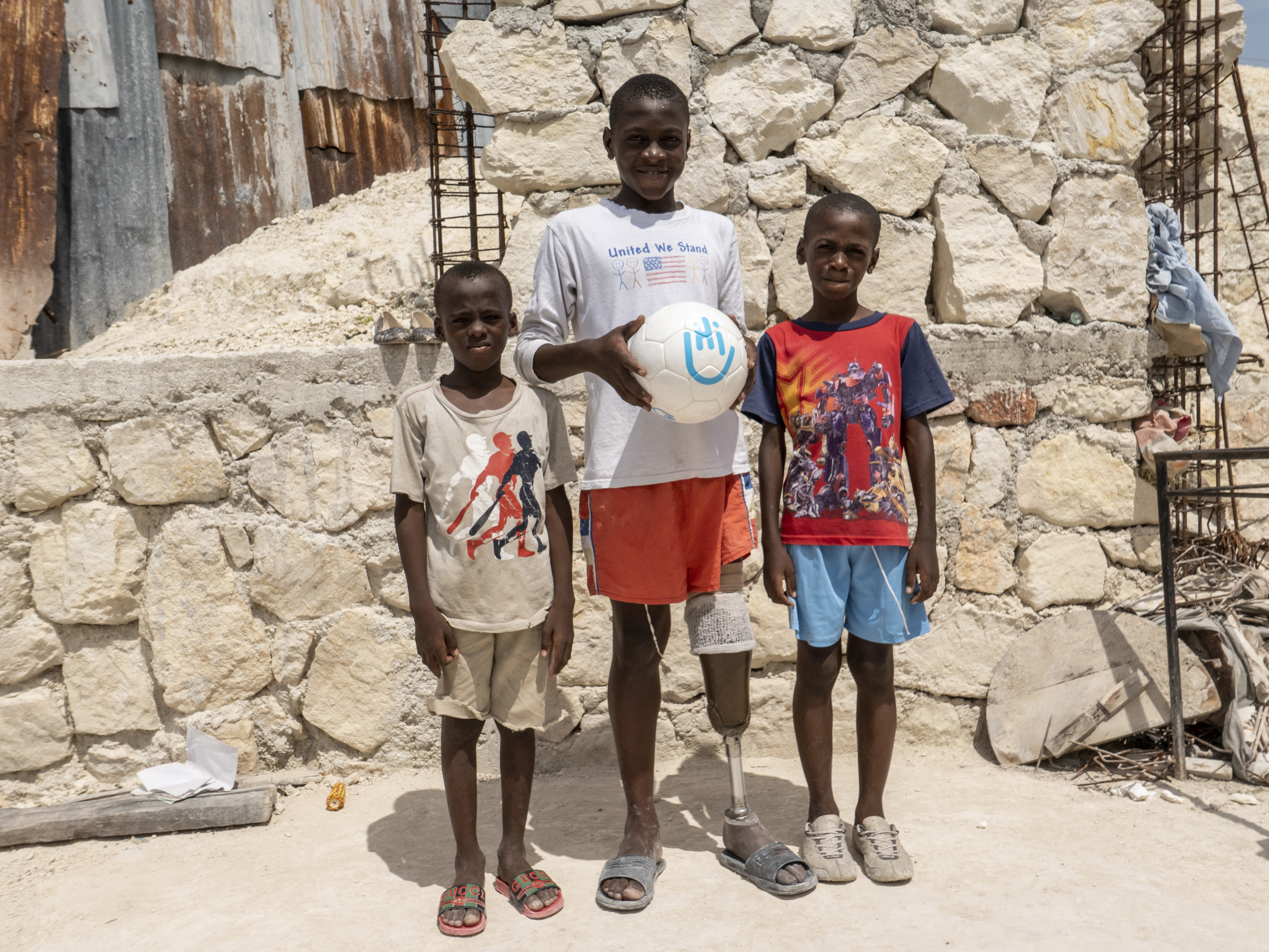 Moïse, amputé suite au séisme en Haïti, peut aujourd'hui jouer au foot
