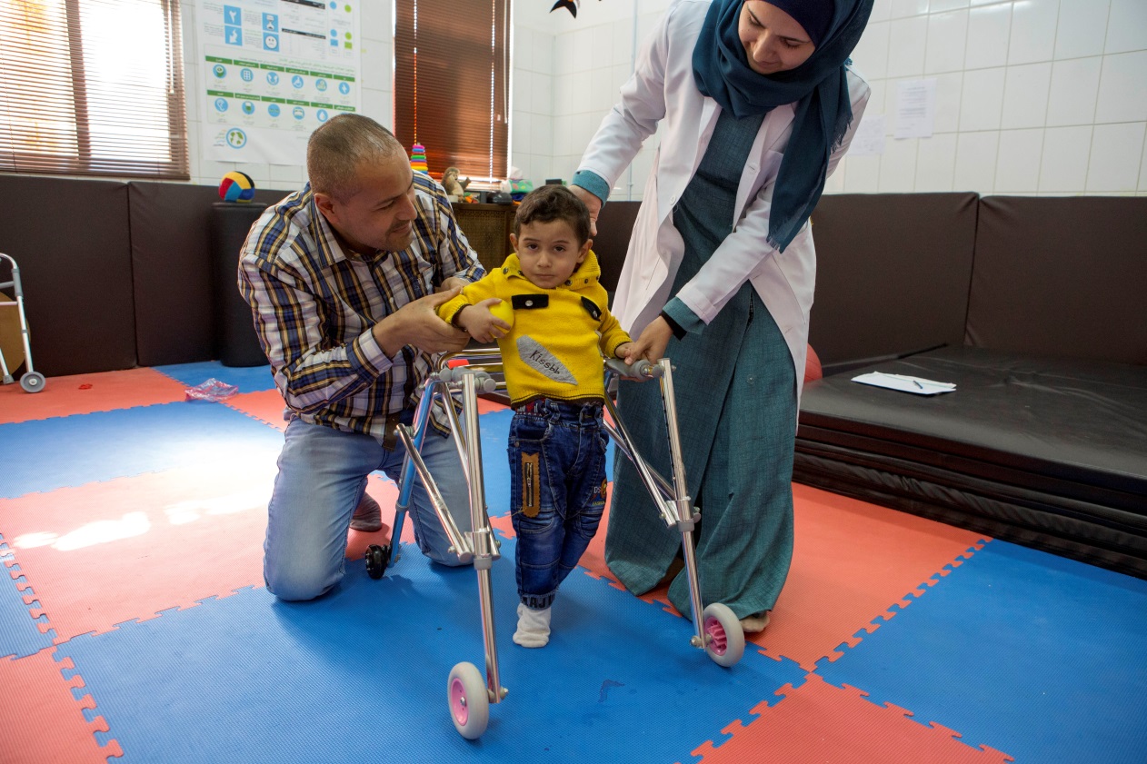 Esra, physiothérapeute au centre de réhabilitation de l’hôpital Basma 