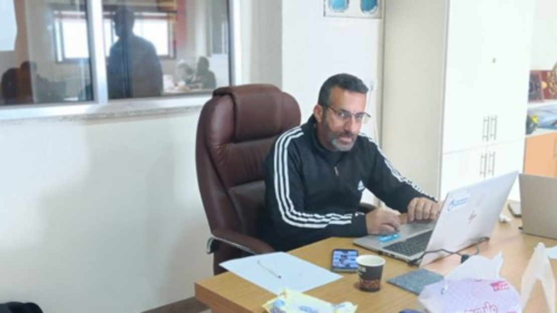 Hani à son bureau