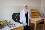 Sina, ergothérapeute au centre de réhabilitation de l’hôpital Basma
