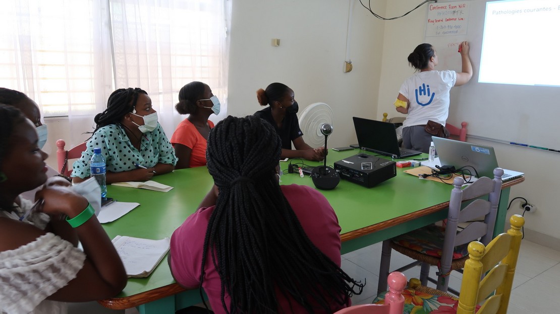 HI specialist Virginie Duclos trains 6 physiotherapists to take in charge people injured by the 14 August earthquake