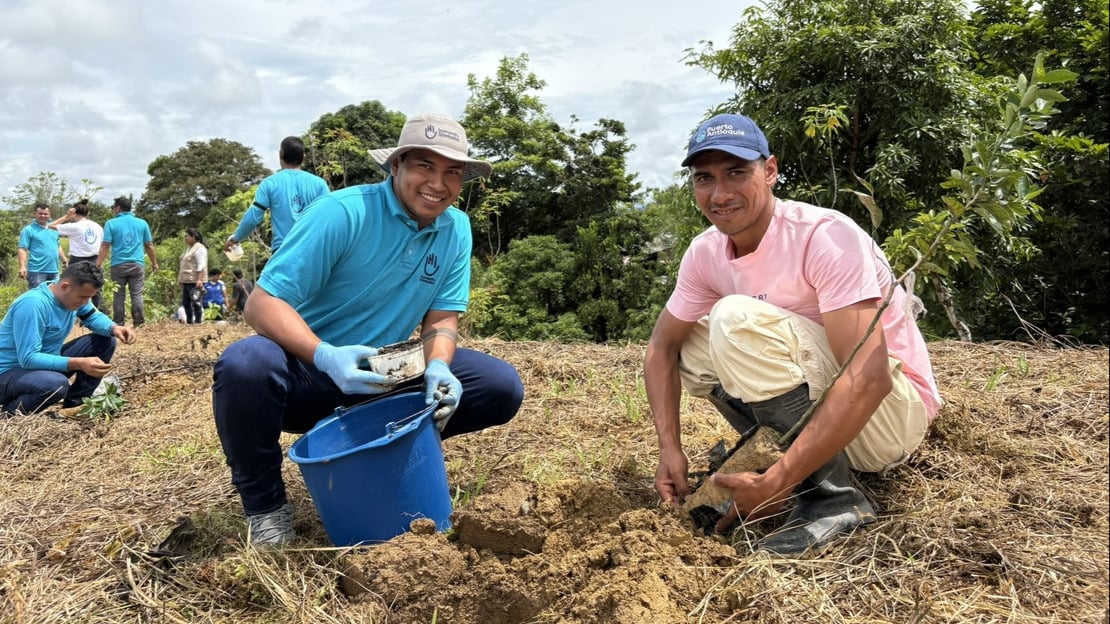 Plantation d’arbres en septembre 2025 à Carepa, Antioquia. À droite, Oscar Graciano, agriculteur et leader communautaire.