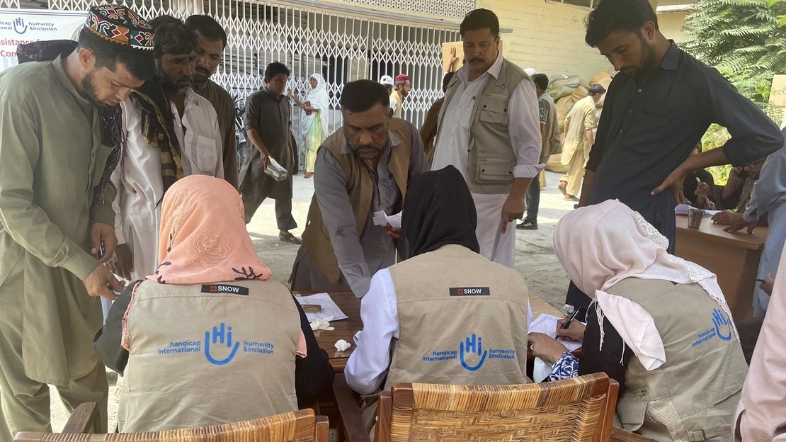 Les équipes de HI à Nowshehra, au Pakistan, au bureau d'enregistrement pour les distributions de fournitures d'urgence.
