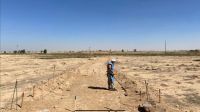 Un démineur de HI pendant une opération de déminage. Beaucoup de champs agricoles sont contaminés par des engins explosifs dans les alentours de Raqqa