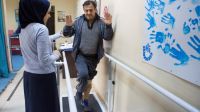 Ahed, réalise ses exercices de rééducation au centre de rééducation de Zarqa