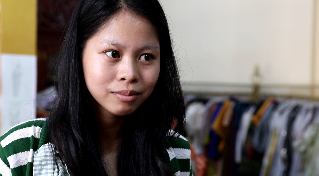 Kanha travaille comme couturière à Phnom Penh, la capitale du Cambodge. Elle pose dans l'atelier de couture dans lequelle elle travaille (photo portrait)