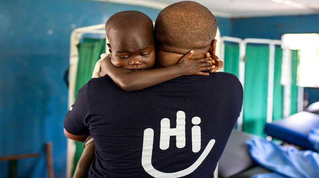 Simon Njenga, ergothérapeute de HI, lors d'une séance de réadaptation avec Elizabeth Abiel au Rehabilitation Center 1 à Kakuma, Kenya. © Patrick Meinhardt / HI