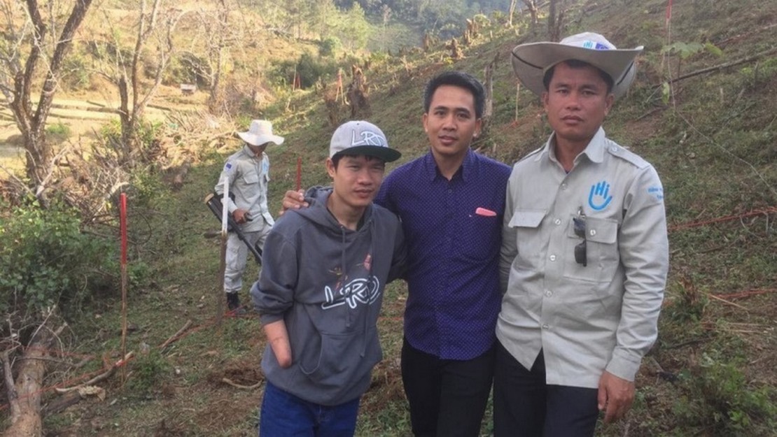 Peter Kim à gauche, et des membres de l’équipe de déminage HI au Laos