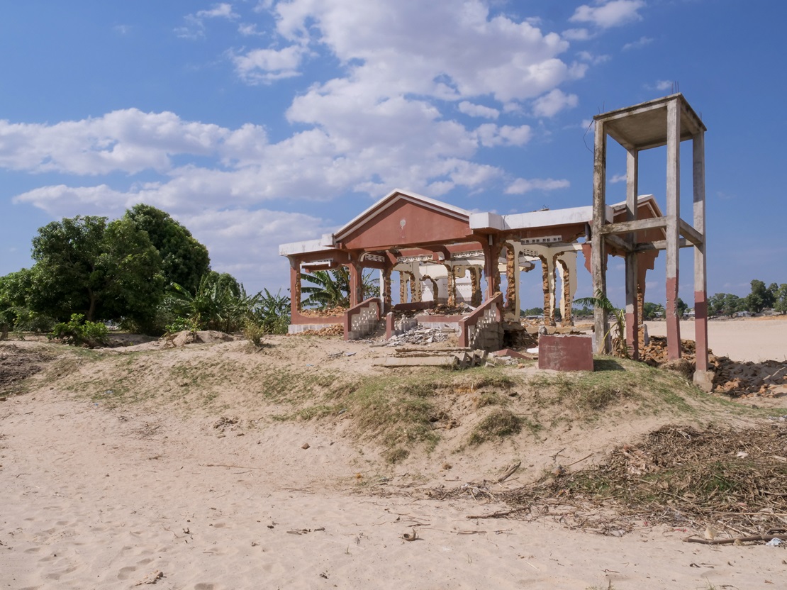 Maison détruite par des inondations.