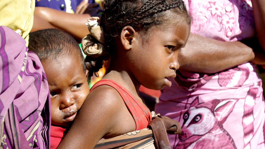 Portraits d’enfants, pris lors d'une séance de sensibilisation au handicap à Madagascar, 2008. 