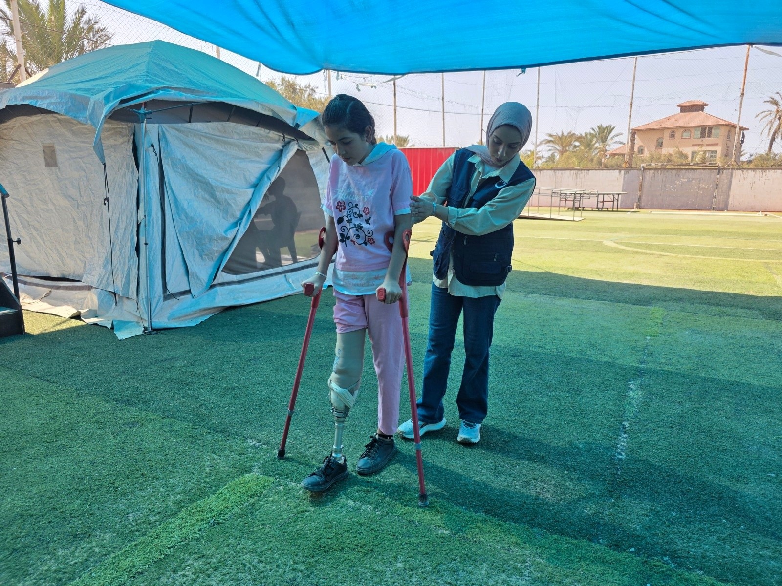 Mena essaie sa prothèse de jambe au centre orthopédique HI de Gaza. 