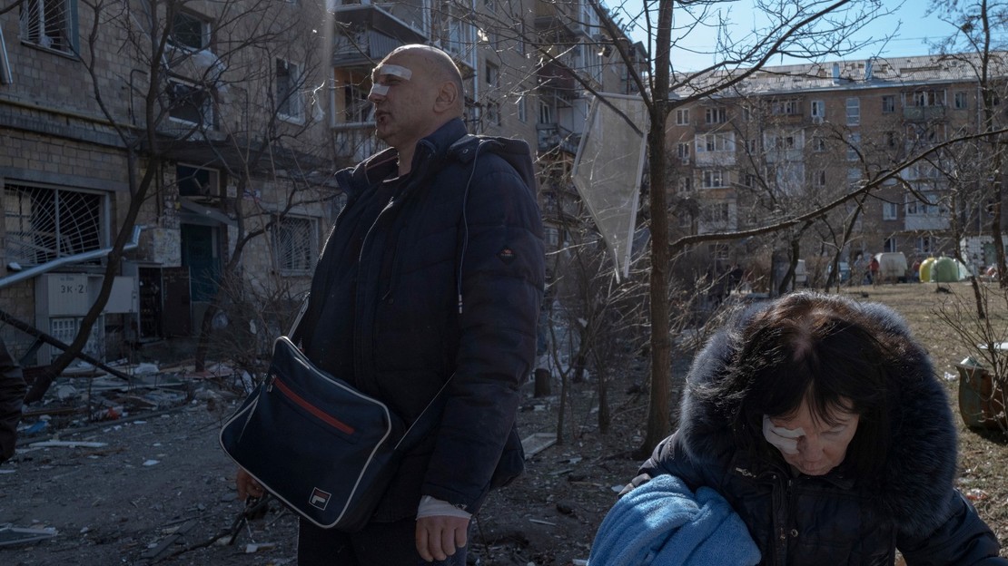 Un missile est tombé sur une zone résidentielle de Kiev. Un enfant a été tué et 23 personnes ont été blessées. Cet homme et sa mère vivaient dans la zone touchée.