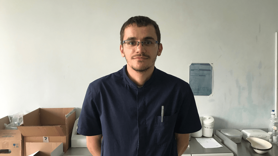 Rostyk, assistant en kinésithérapie en Ukraine. © HI.