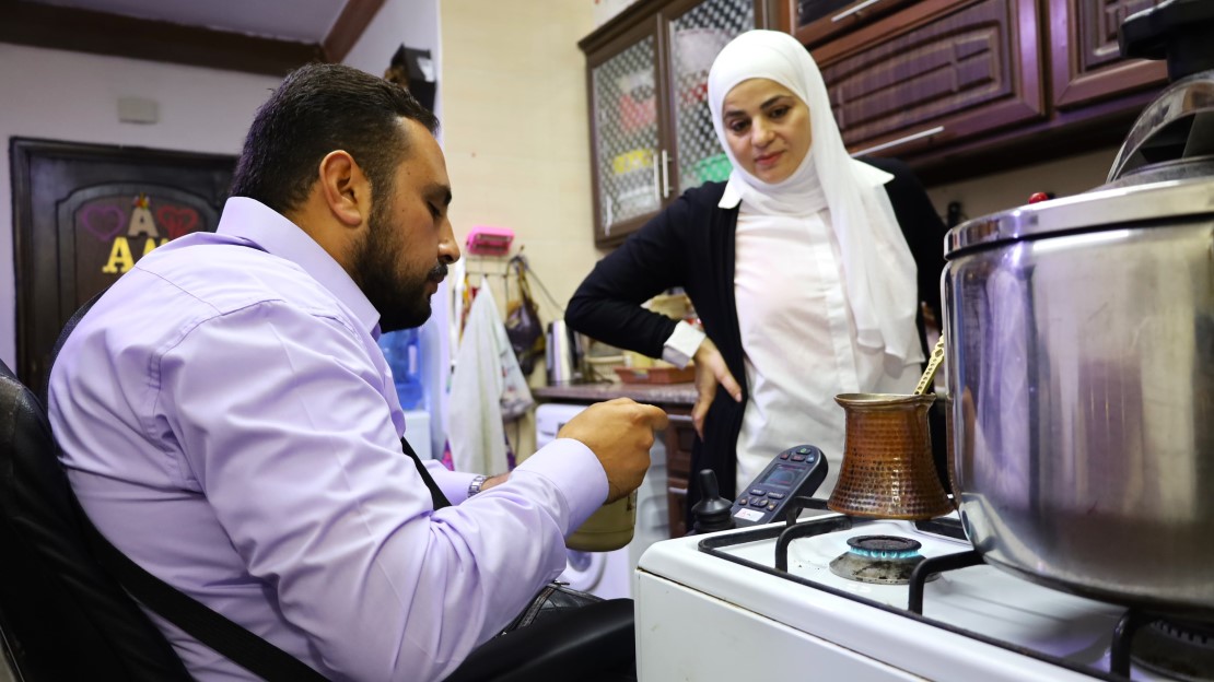 Mohammed et Alia dans leur cuisine