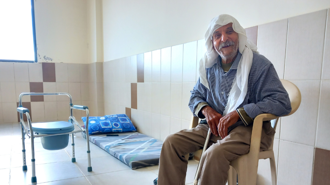 Moustafa Al Sweid, âgé de 87 ans, refugié dans une école avec un de ses fils et sa belle-fille à Tyr. Décembre 2023.  