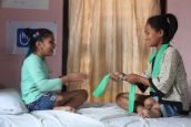 Nirmala et Khendo, victimes du séisme au Népal, au centre de réadaptation National Disabled Fund soutenu par HI