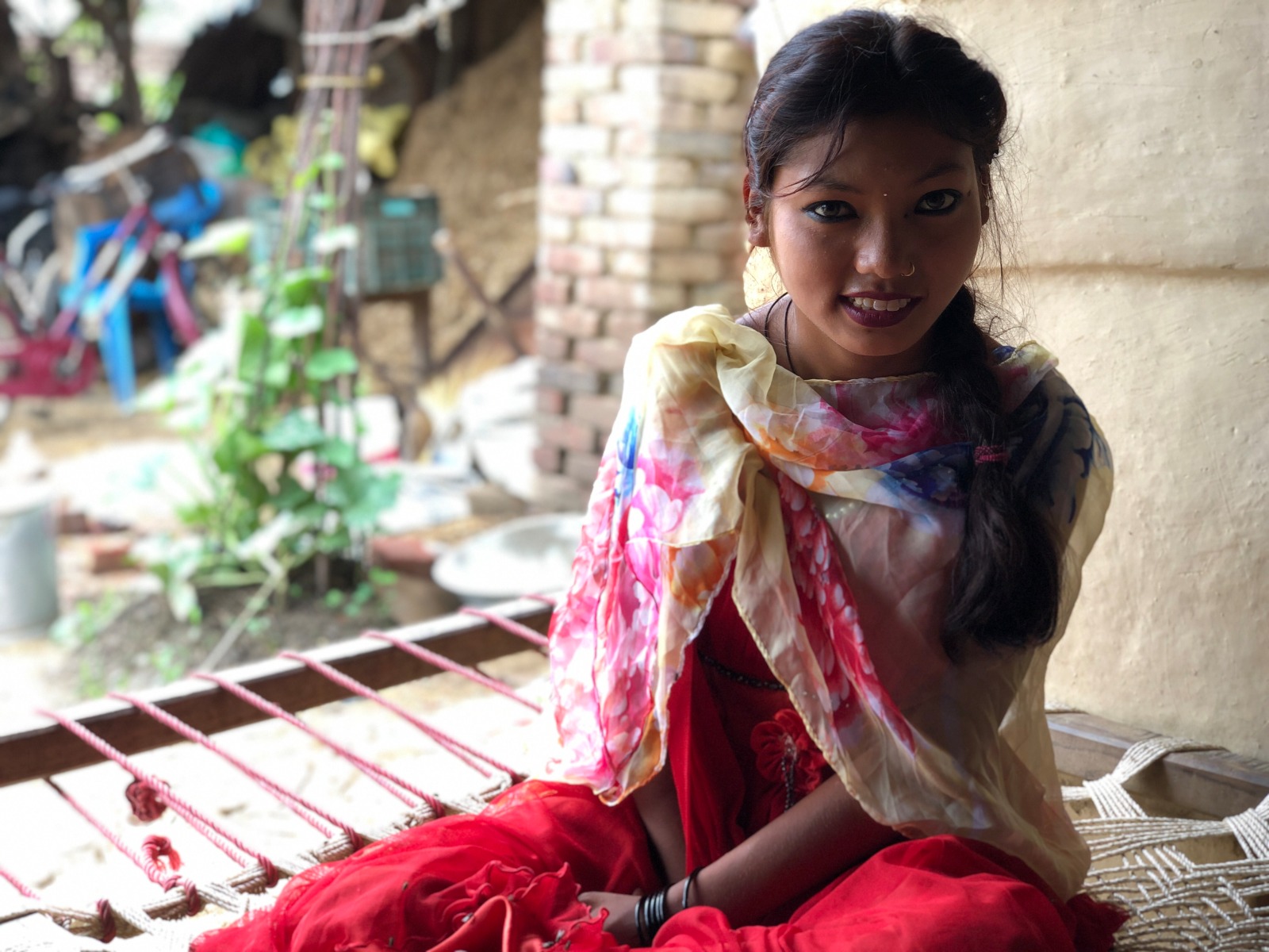 Rabina est née avec une paralysie cérébrale. Elle est suivie dans le cadre du projet ENGAGE, géré par HI, qui lui permet d’être plus indépendante, d’aller à l’école et de vivre plus dignement. 