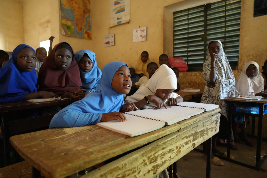 Malika, en classe avec sa meilleure amie Habsatou. Malika, dix ans, vit à Maradi, au Niger. Elle est malvoyante. Grâce au soutien de HI, elle est aujourd’hui en CE2. 