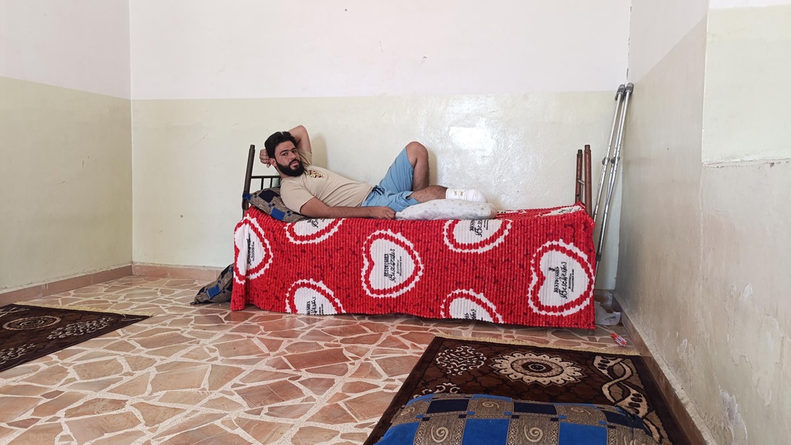 Osama chez lui après son amputation 