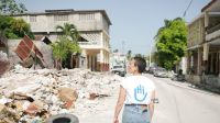 Anissa Bouachria, responsable de zone d'urgence HI, observe les dégâts du tremblement de terre aux Cayes, en Haïti. 2021