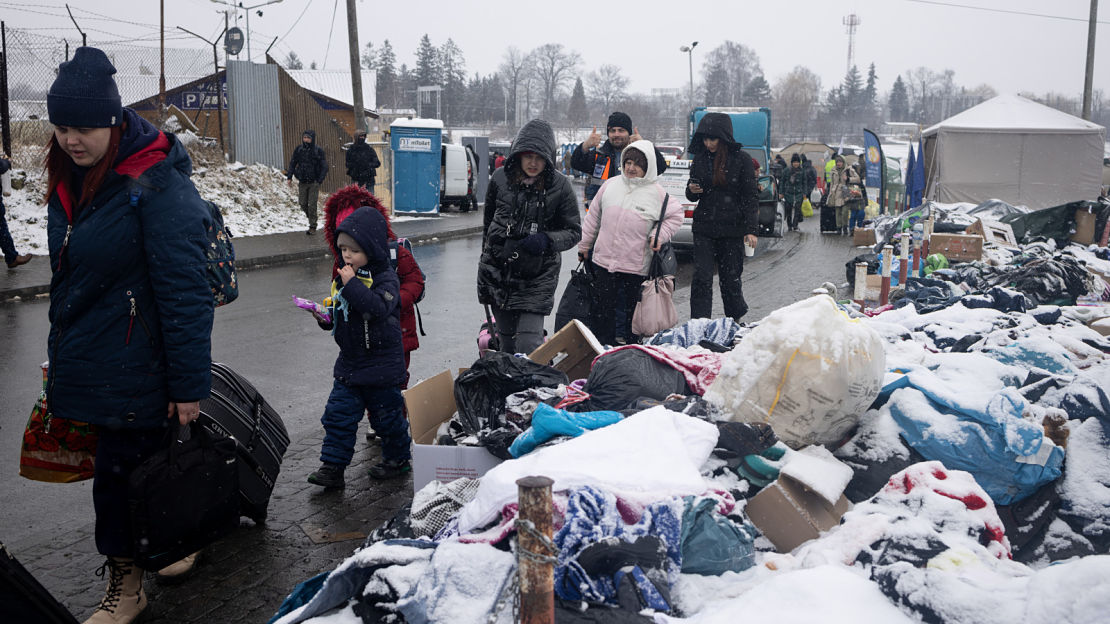 Des familles fuyant le conflit en Ukraine traversent la frontière avec la Pologne.
