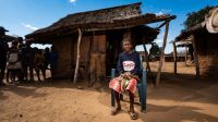 : Nahy, 66 ans, est assise sur une chaise à l'extérieur de sa maison dans le sud de Madagascar.