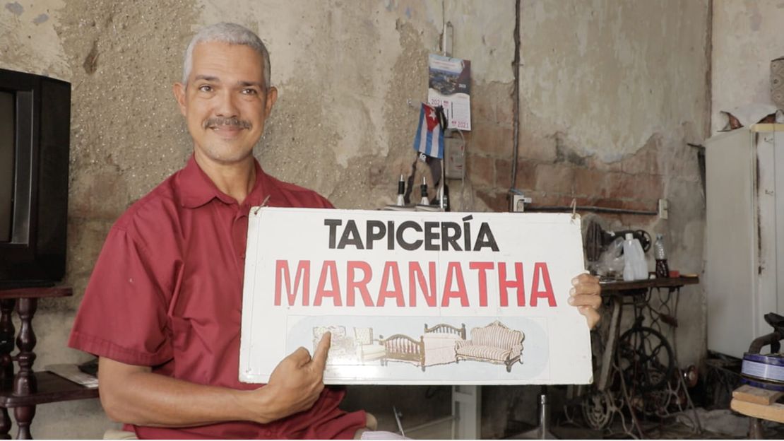 Pedro dans sa tapisserie familiale, à Santiago de Cuba.