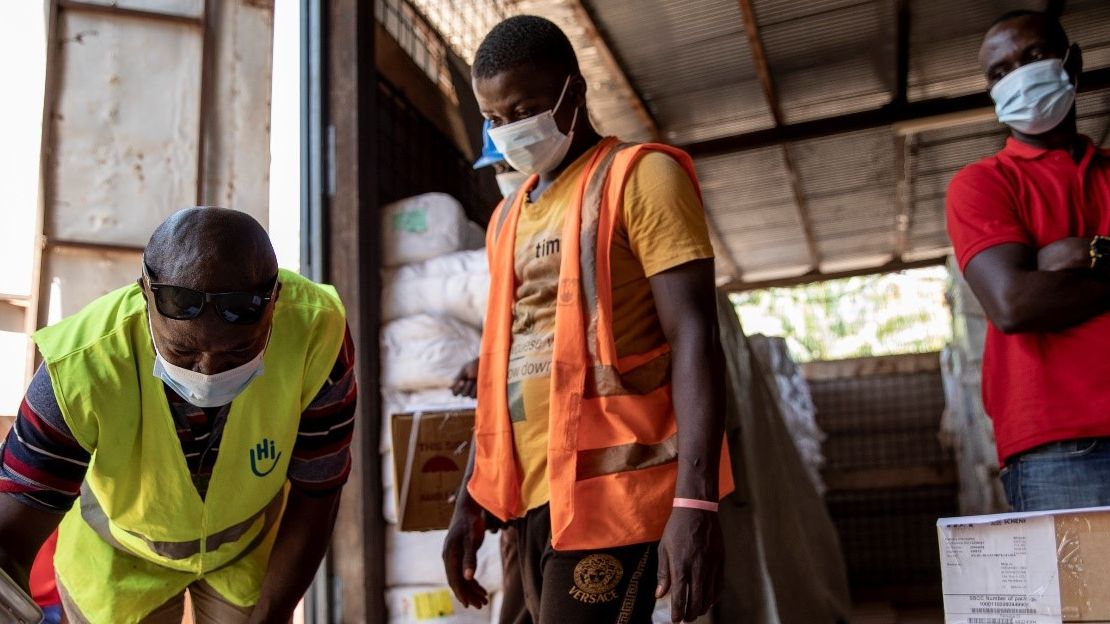Chargement d'un camion qui ira porter du matériel de Solidarités International à la plateforme aérienne pour un vol en direction de Ndele, à l'entrepôt de Première Urgence internationale (PUI), pour l'organisation International Rescue Committee (IRC) à Bangui, le 18 novembre 2020.