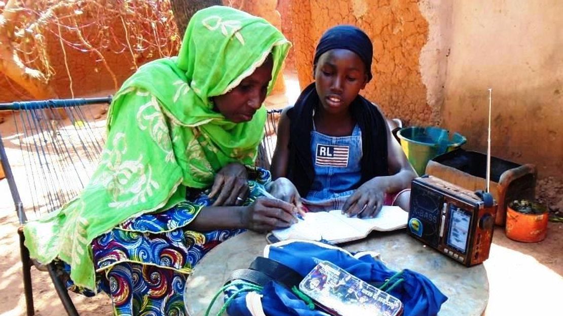 Pinda, déficiente sensorielle, a bénéficié d’une radio solaire pour lui permettre de suivre les cours diffusés à la radio pendant la crise sanitaire.
