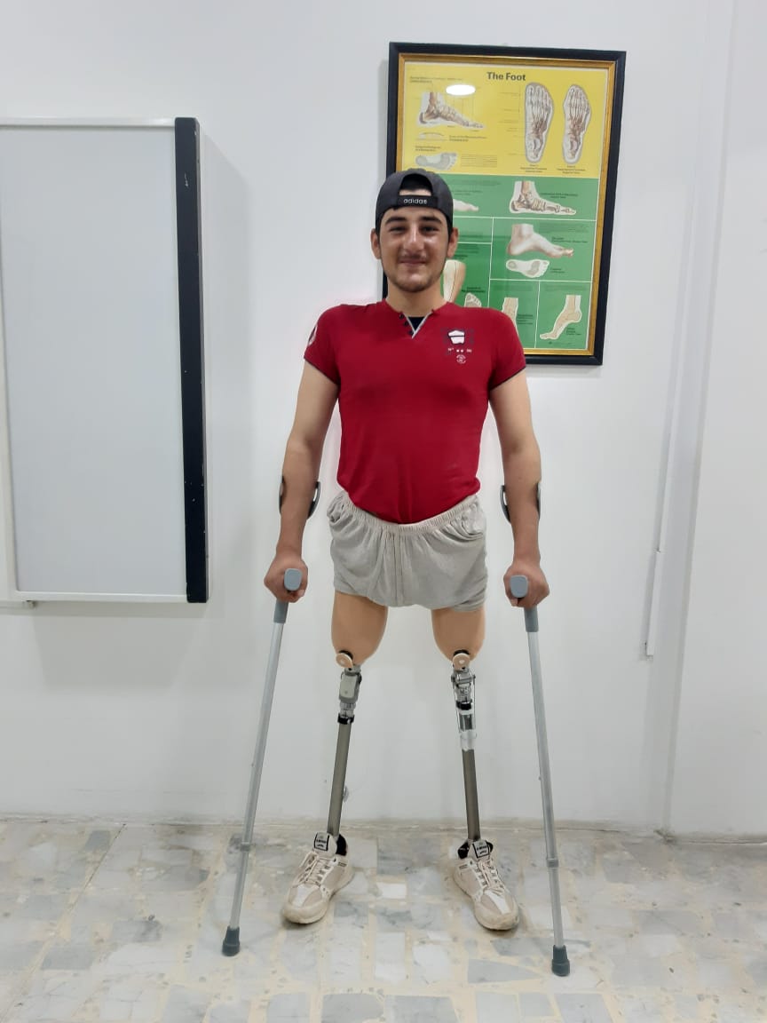 Ismail est heureux d’avoir reçu ses nouvelles prothèses 