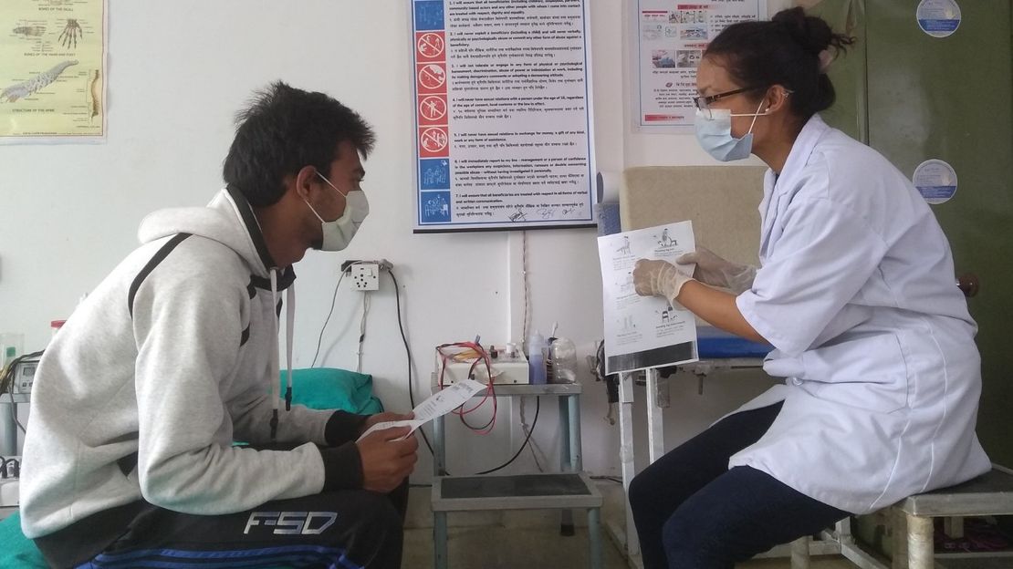 Rajina, kiné de HI, a transmis des informations aux bénéficiaires qui se rendent à l'unité de réadaptation en juin 2020.