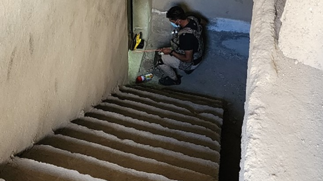 HI nettoie le sous-sol d’une maison à Raqqa, utilisé comme atelier de fabrication de bombes par un groupe armée pendant la guerre 