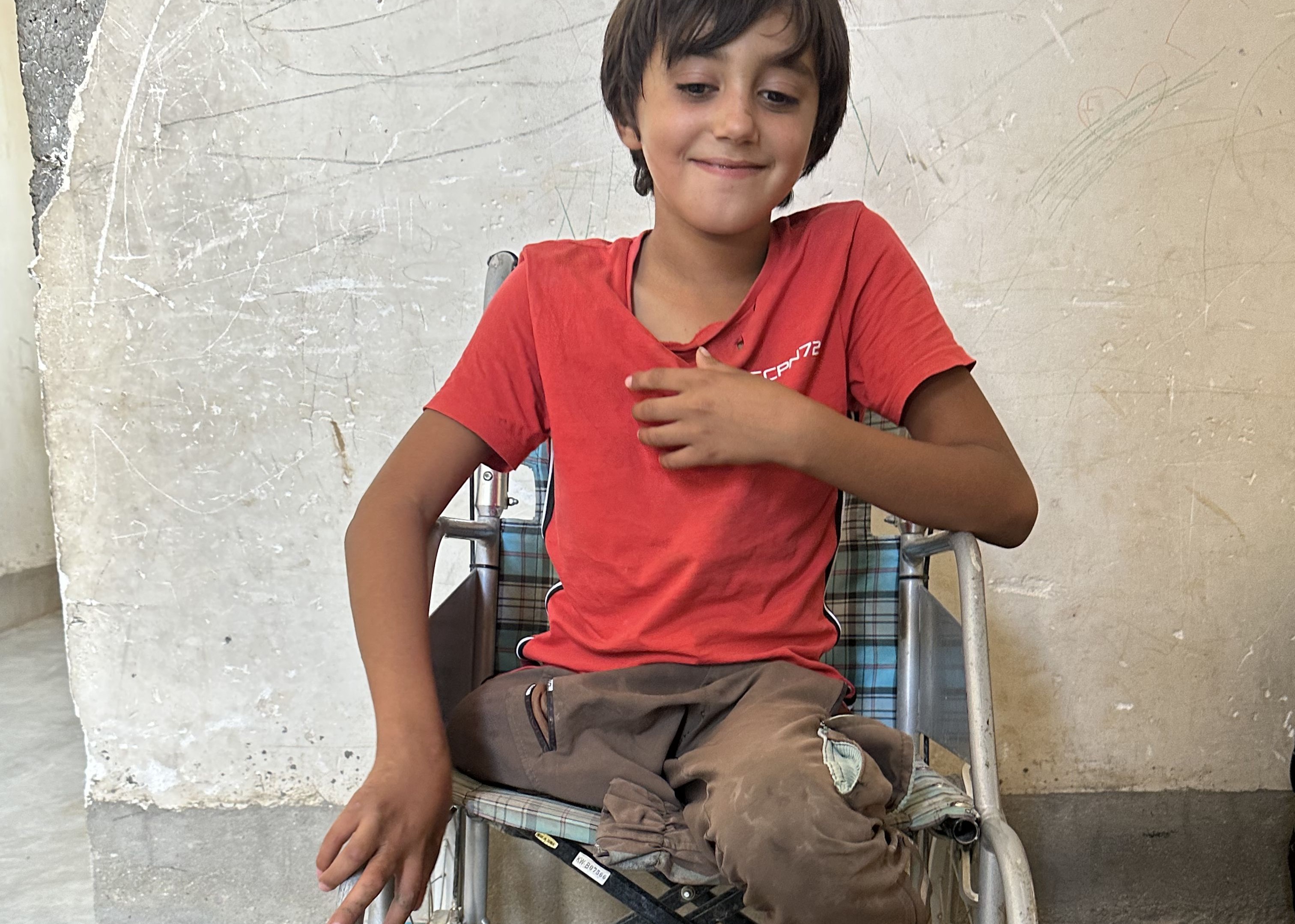 Amer chez lui dans son fauteuil roulant