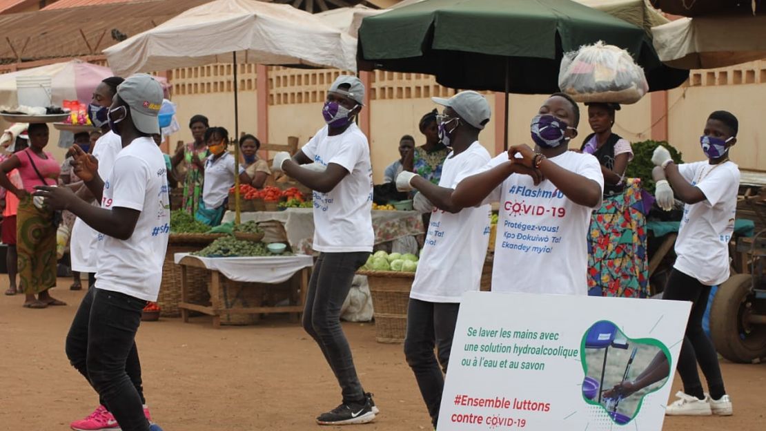 Sensibilisation flash-mob dans un marché