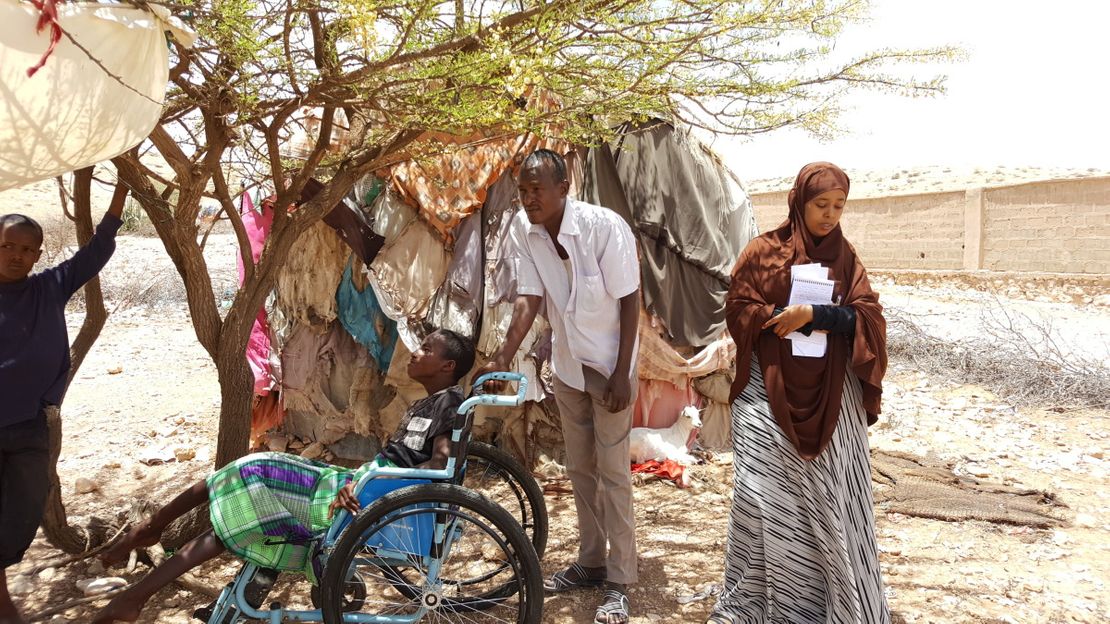 Enfants handicapés entourés de leur famille, déplacés par la sécheresse au Somaliland. 2017 © R. Duly / HI