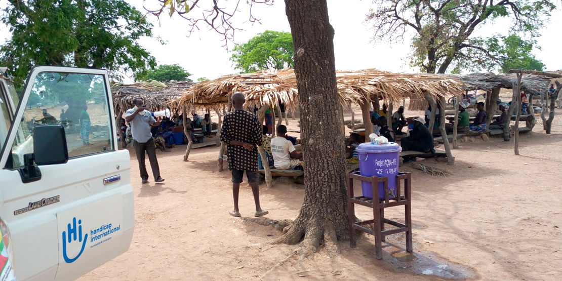 Les équipes d'HI diffusent des messages de prévention à la population togolaise pour lutter contre la propagation de la Covid 19