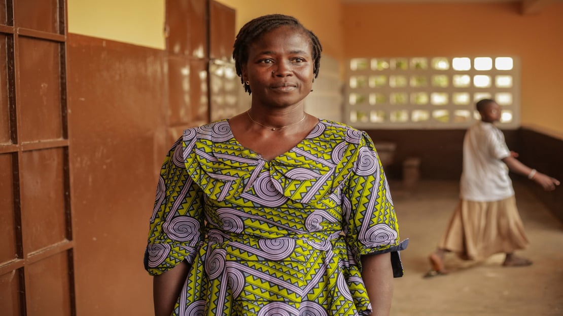 Patadi Hodalo, enseignante itinérante, accompagne l’inclusion des élèves sourds au Togo
