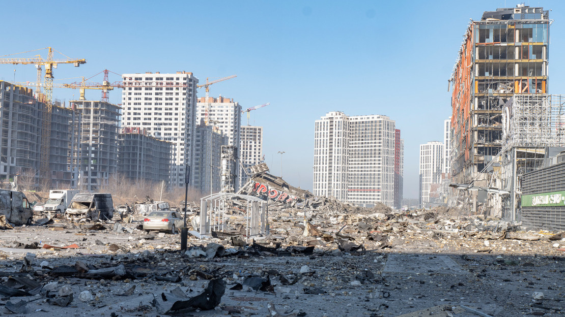 Dégâts à Kiev après la chute d'un missile dans la nuit sur un centre commercial et son parking. Mars 2022. 