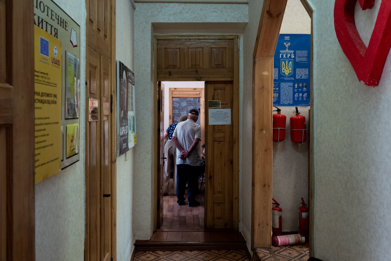 Des déplacés Ukrainiens attendent d’être reçus par les équipes de protection de HI dans la bibliothèque pour enfants de Yurivka, dans l’Est de l’Ukraine.  