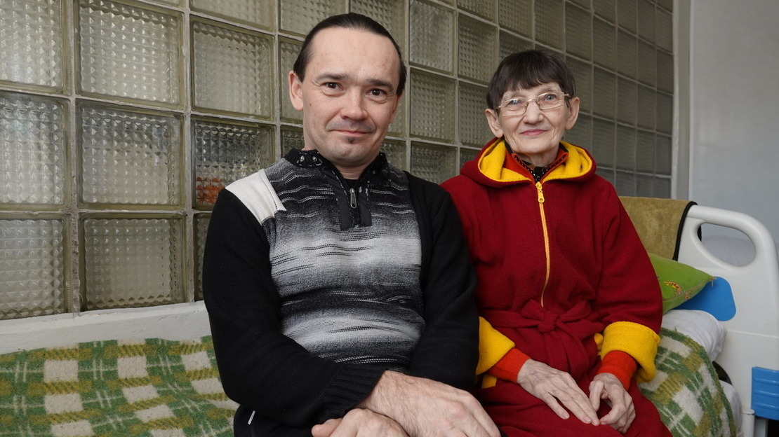 Mykhailo Artamonov et sa mère Tamara Artamonov déplacés au centre collectif Ocean of Kindness pour les personnes à faible mobilité, d'âge avancé et handicapées.
