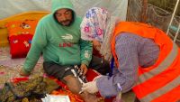 Wala en train de nettoyer la blessure d'un patient dans un camp de déplacés à Rafah. 