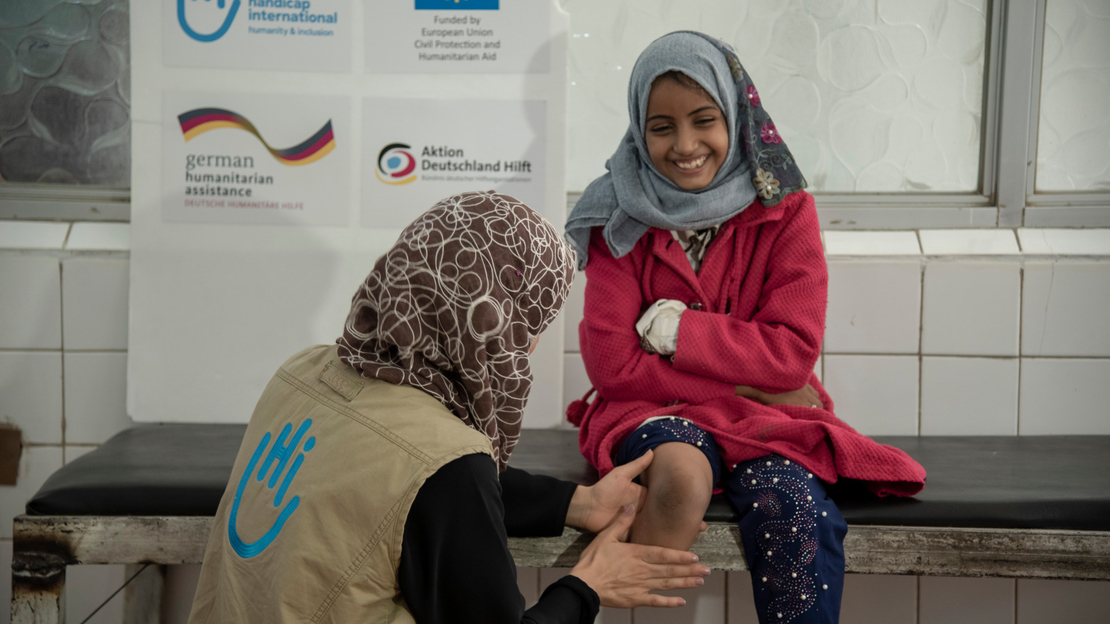 La physiothérapeute de HI examinant le moignon de Fatehia