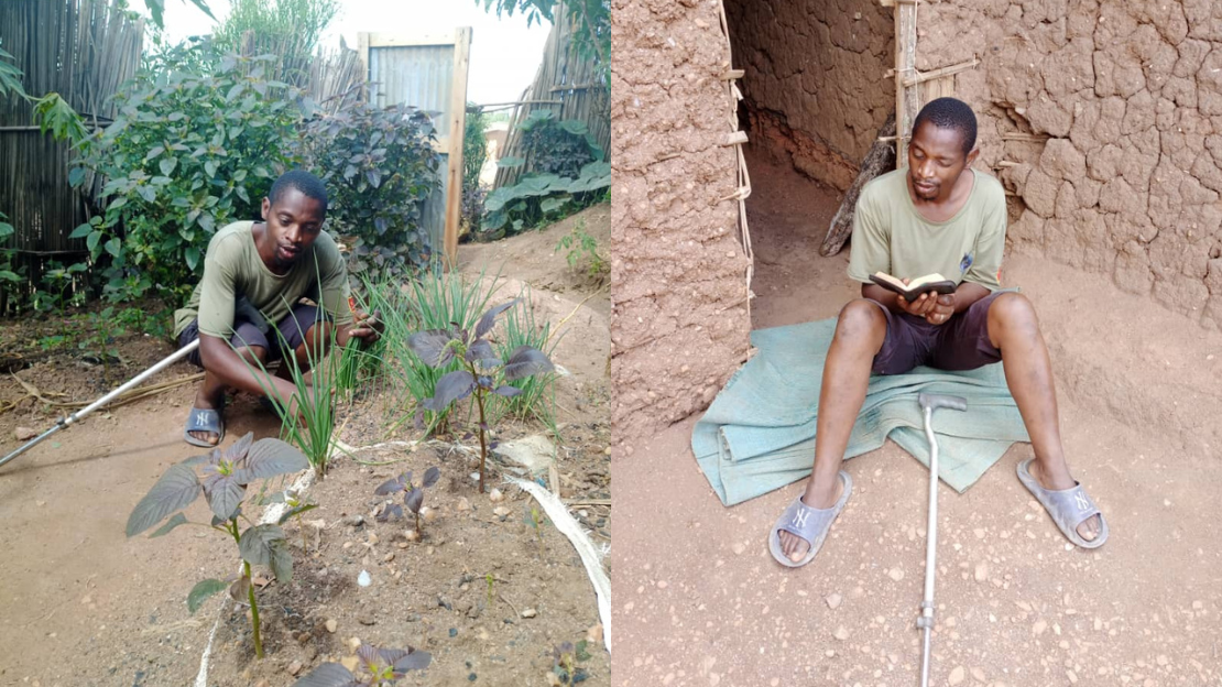 Montage photo montrant deux photos de Yosefi : l'une accroupi dans un jardin devant des arbustes et l'autre assis sur un drap devant sa maison, tenant un livre entre ses mains.