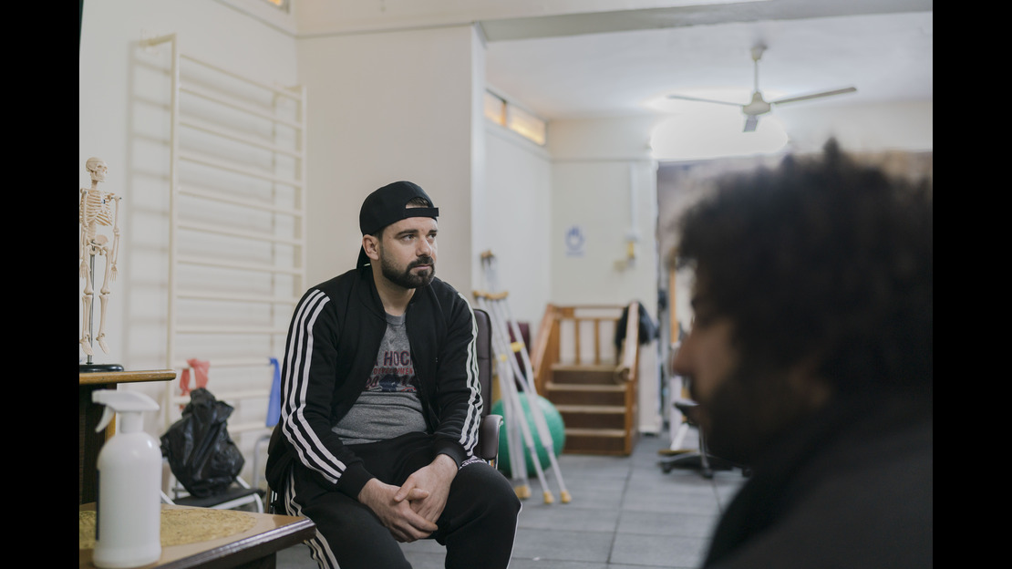 Omar assis sur une chaise au centre HI en Jordanie