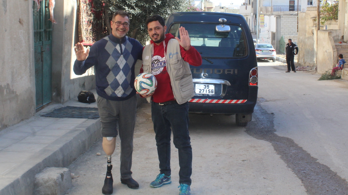 Fadi jouant au football