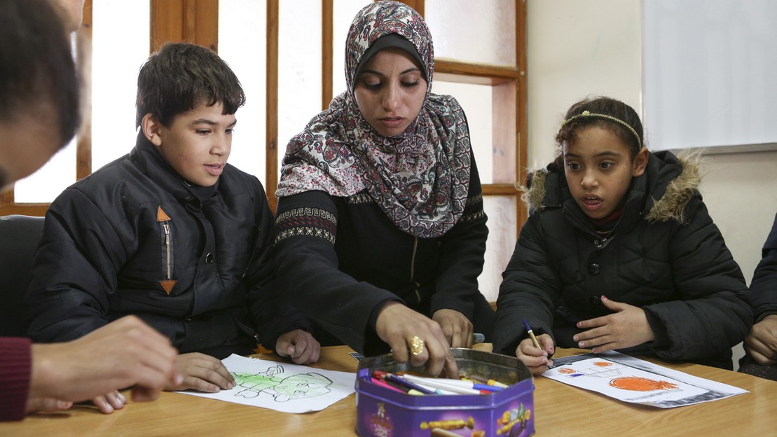 Seham dans sa salle de classe, à l’école soutenue par HI ©Oriane van den Broeck / HI