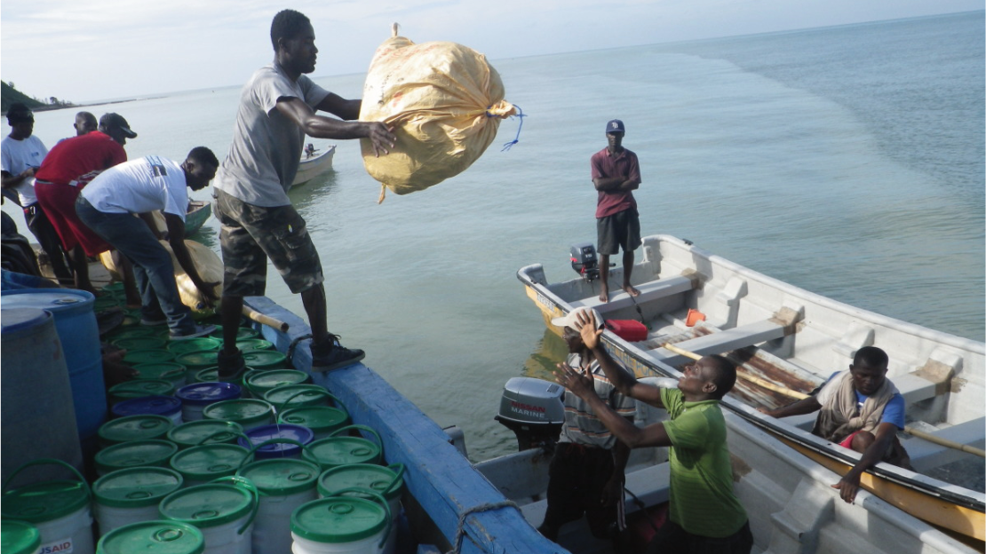 HI et Atlas Logistic coordonnent l'approvisionnement en produits de première nécessité du port des Cayes (sud d'Haïti) au département de Tiburon, Octobre 2016.